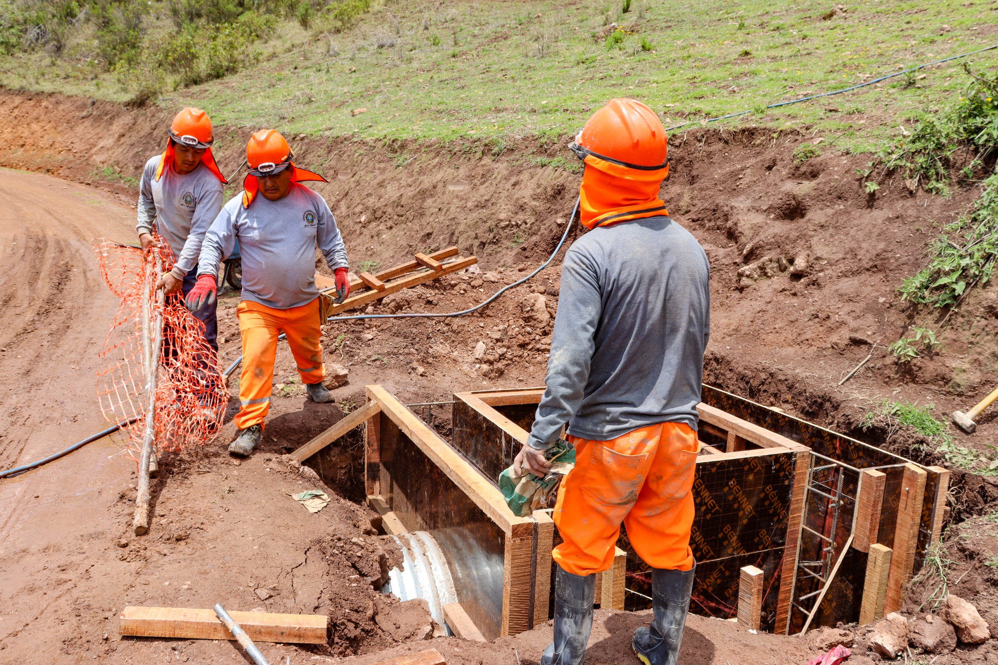 AVANZA LA OBRA CREACIÓN DE CAMINO VECINAL DE LOS SECTORES DE CALVARIO PAMPA A TANTARNIYOCC