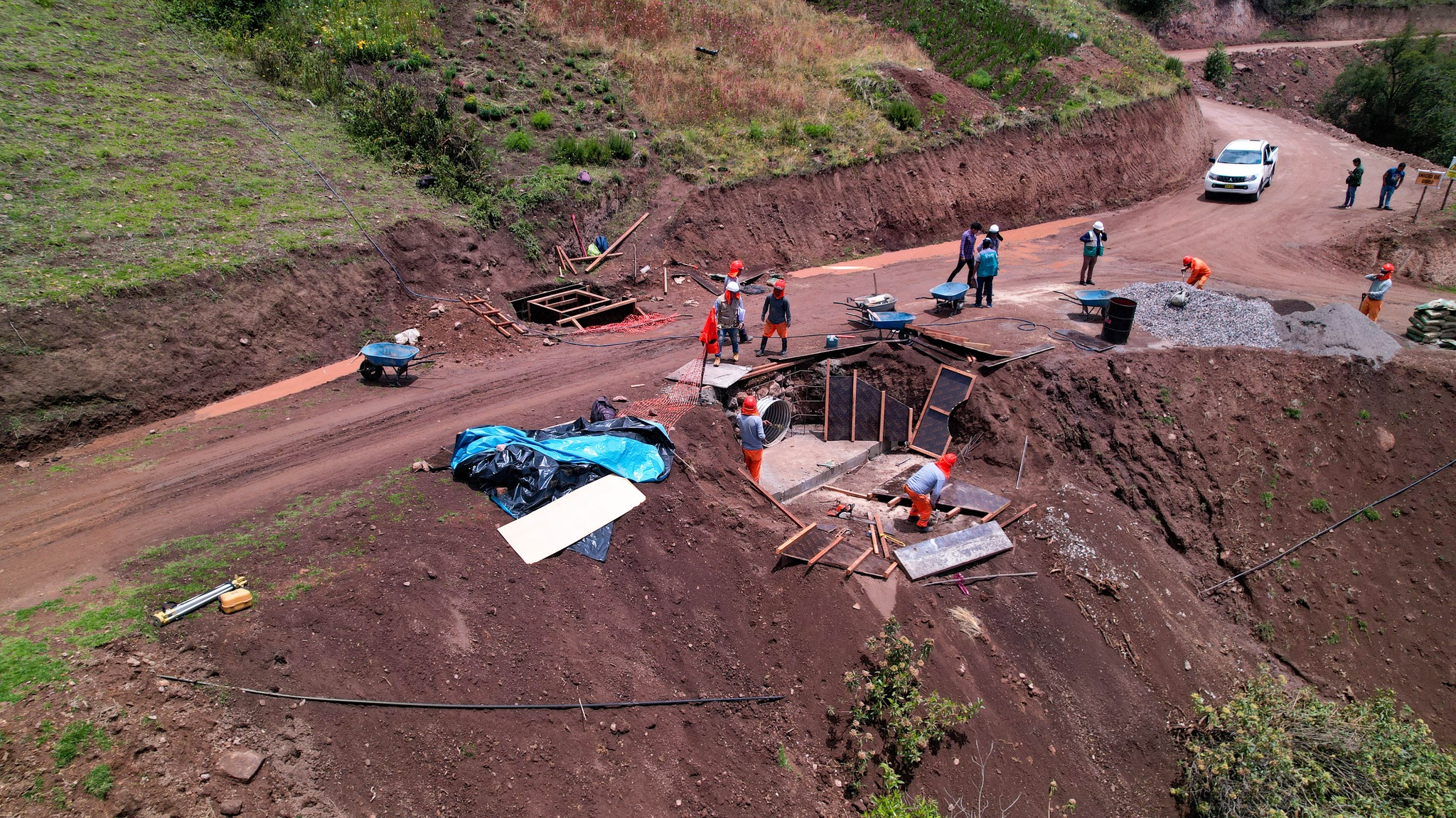 AVANZA LA OBRA CREACIÓN DE CAMINO VECINAL DE LOS SECTORES DE CALVARIO PAMPA A TANTARNIYOCC