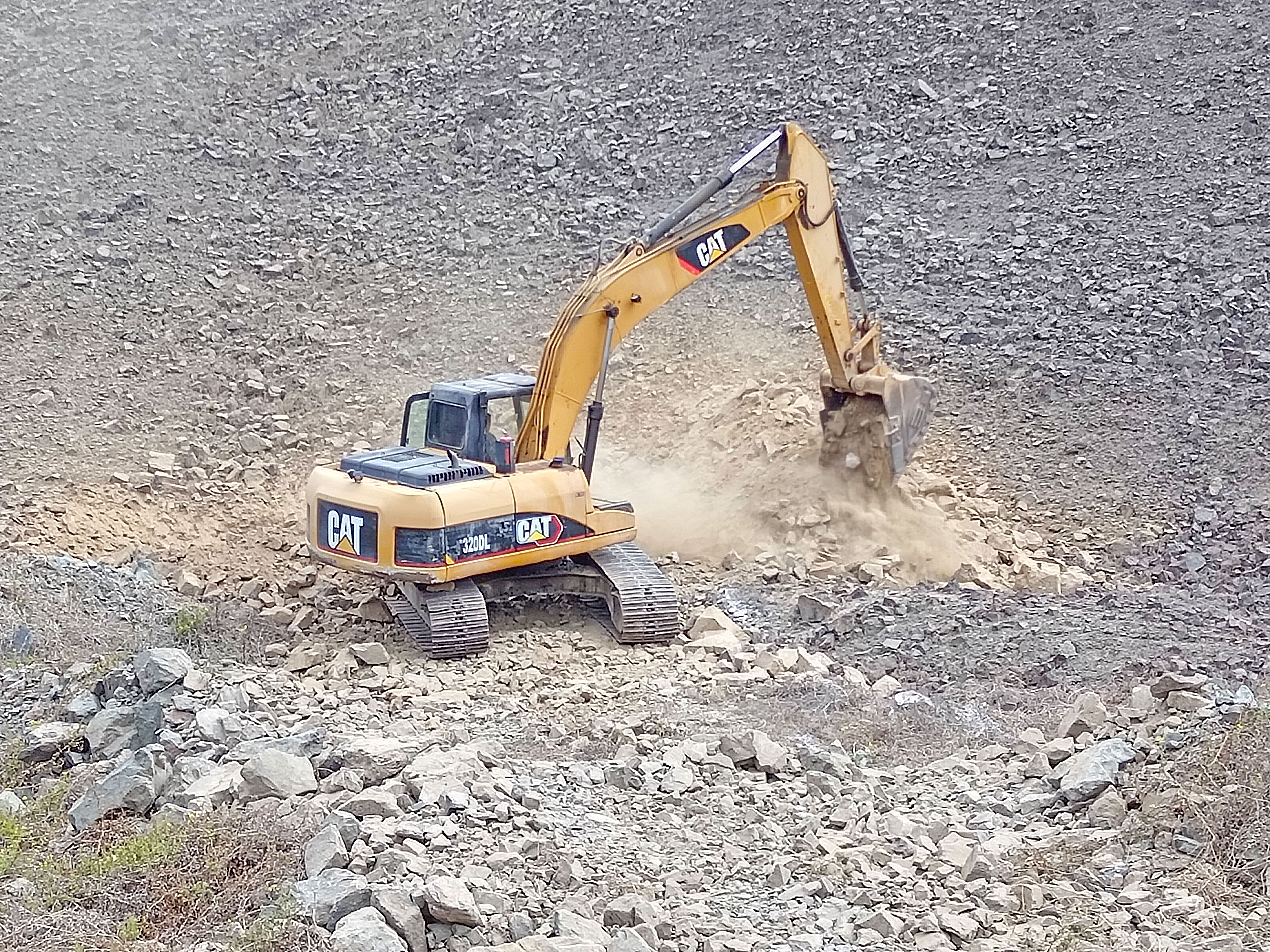 Maquinaria construyendo dique en la quebrada Vista Alegre