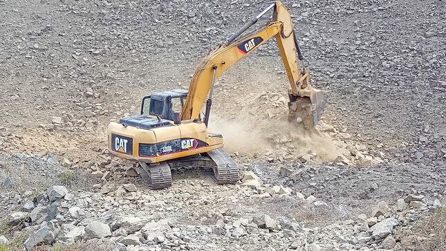 Maquinaria construyendo dique en la quebrada Vista Alegre