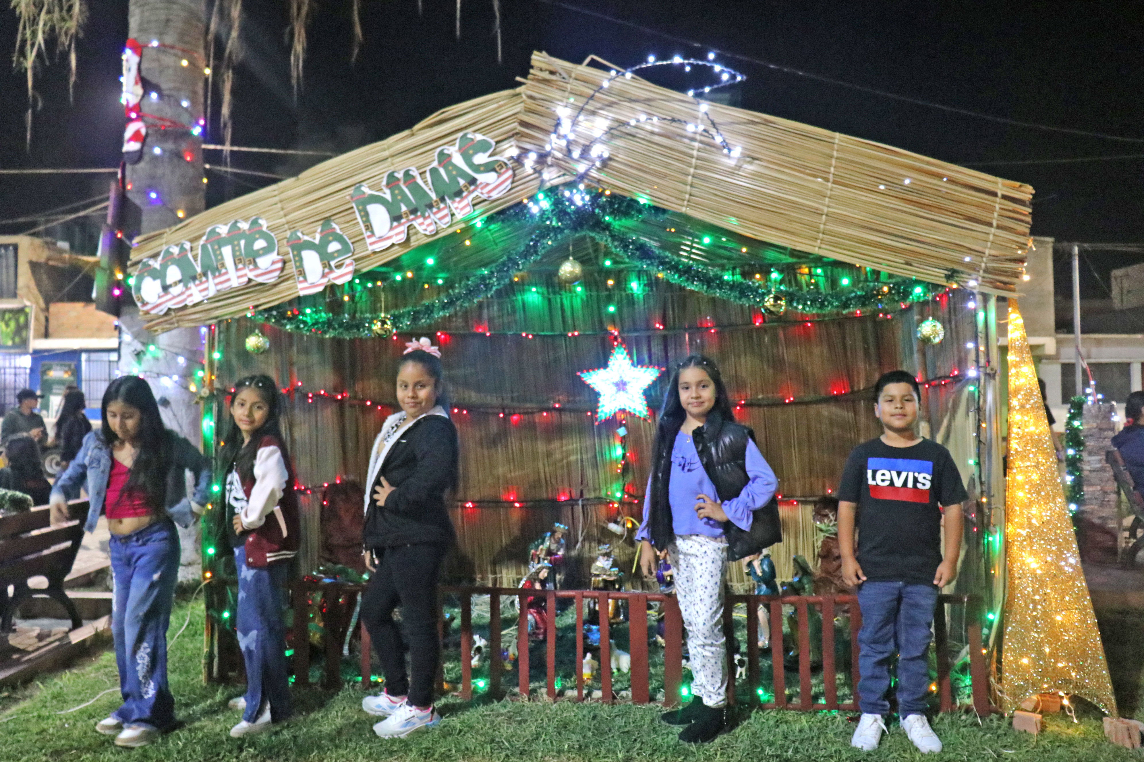 Niños de San Jacinto junto al nacimiento del niño Jesús