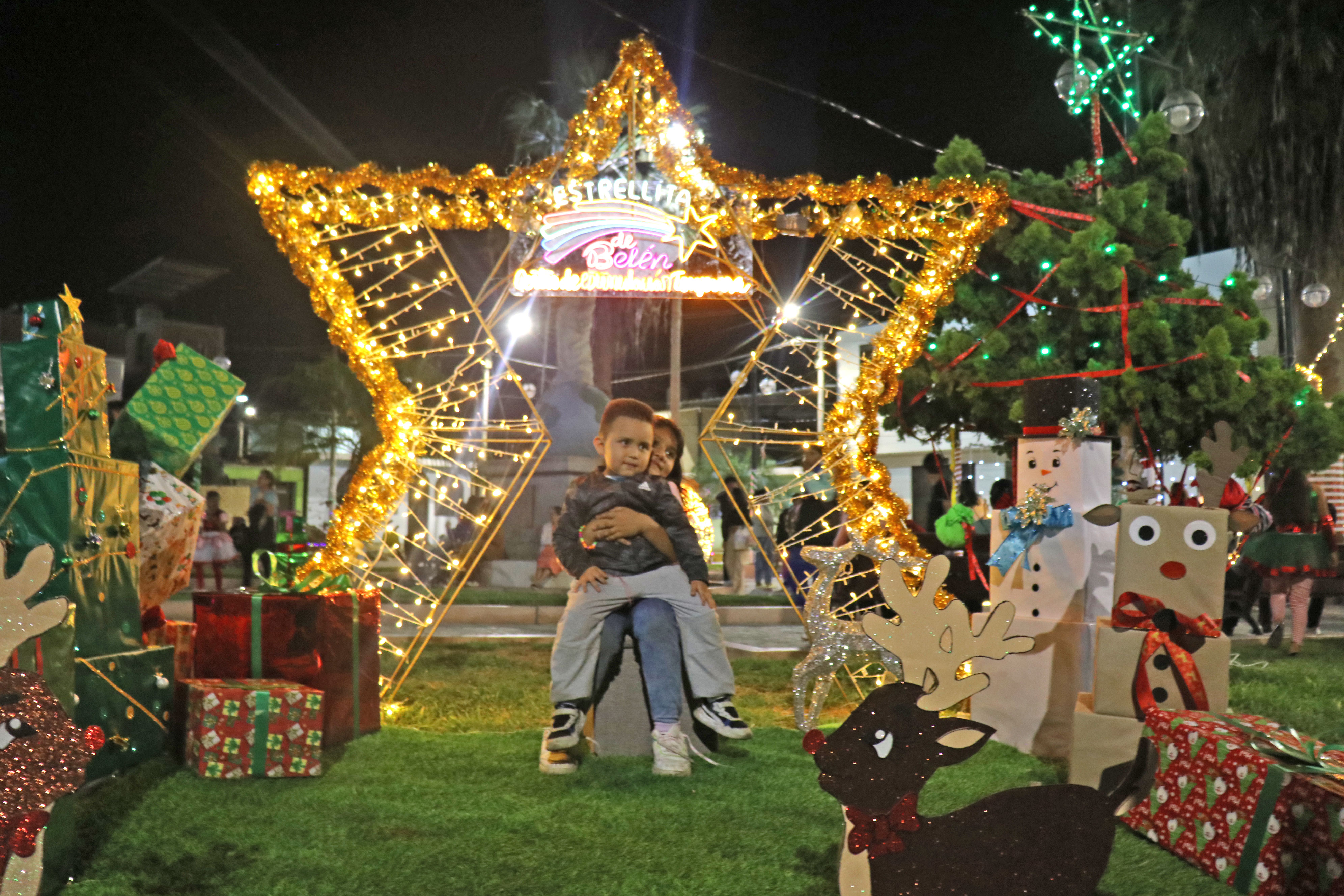 Niños junto a la estrella de belén 