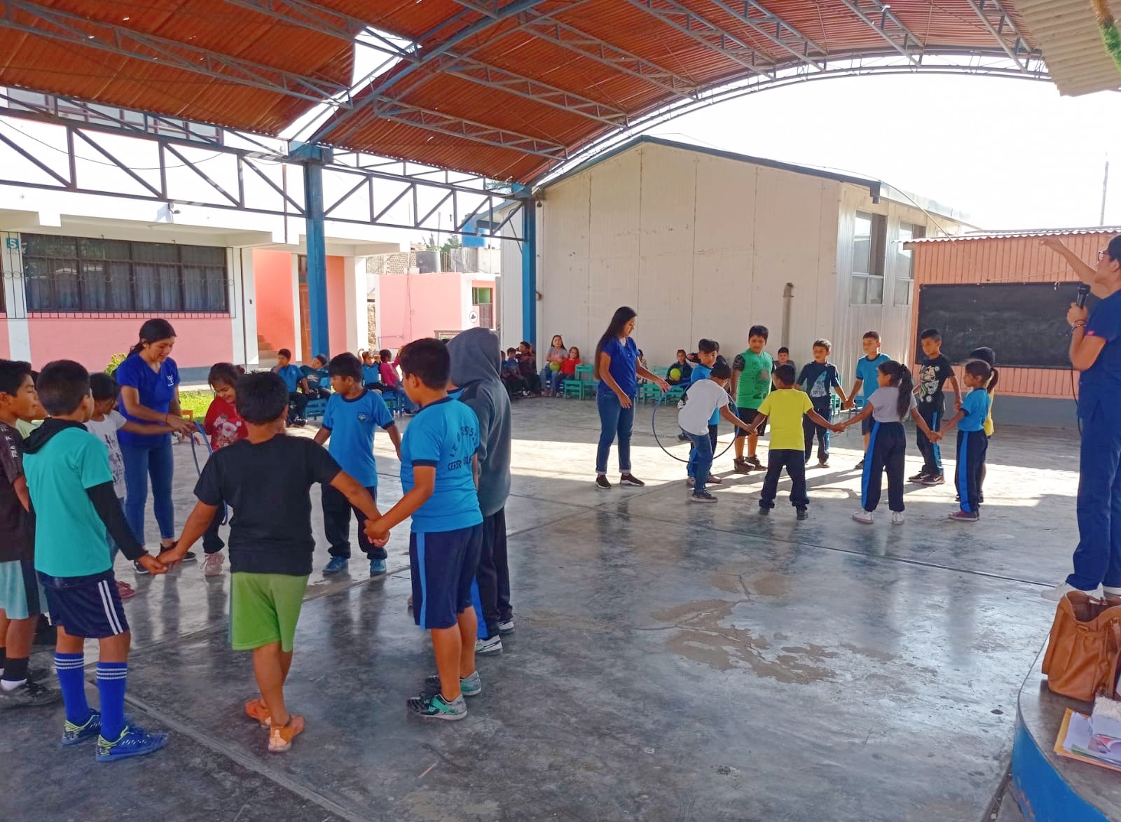 Niños realizando dinámicas en taller psicológico