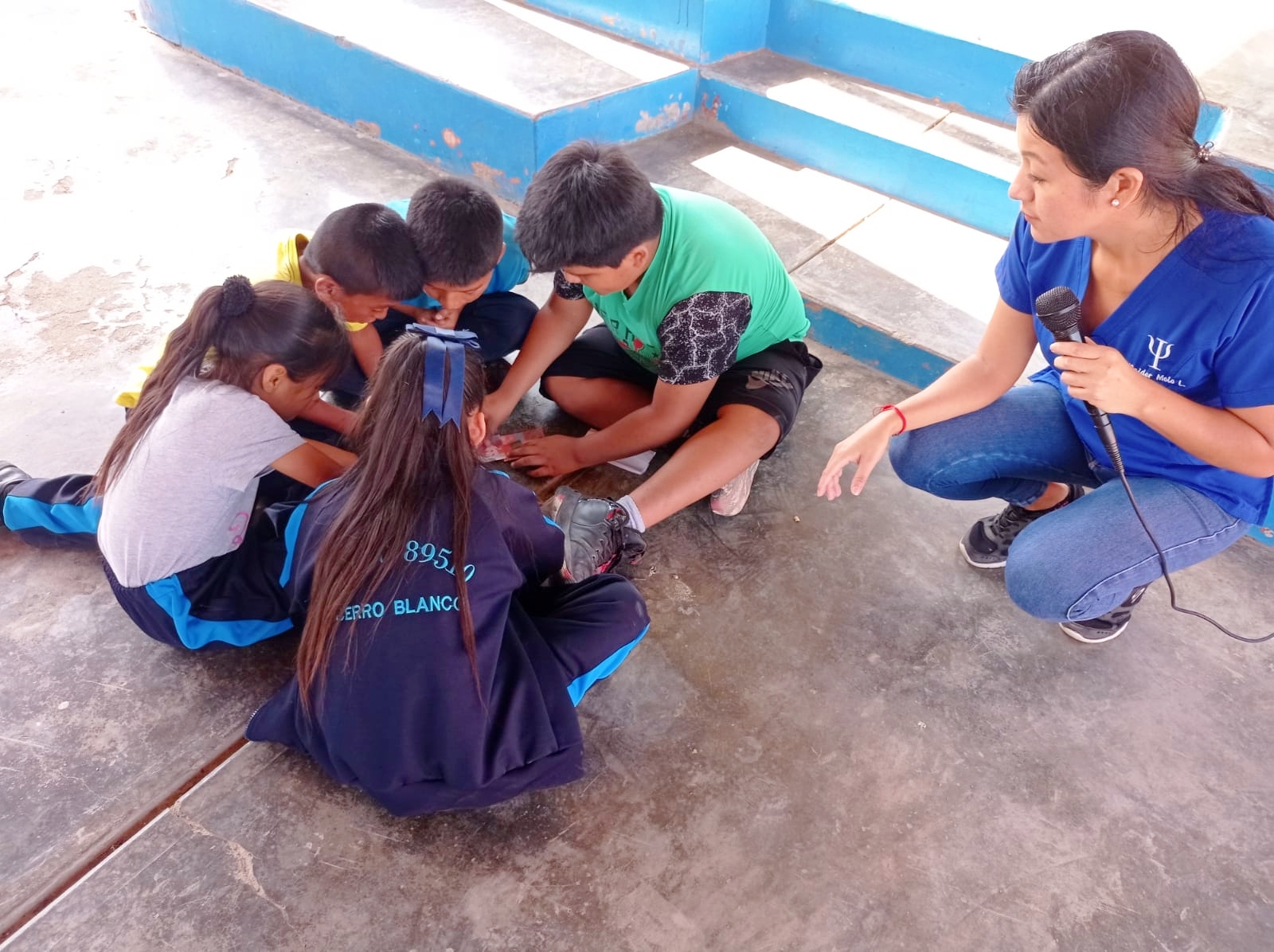 Psicóloga municipal interactuando con los estudiantes