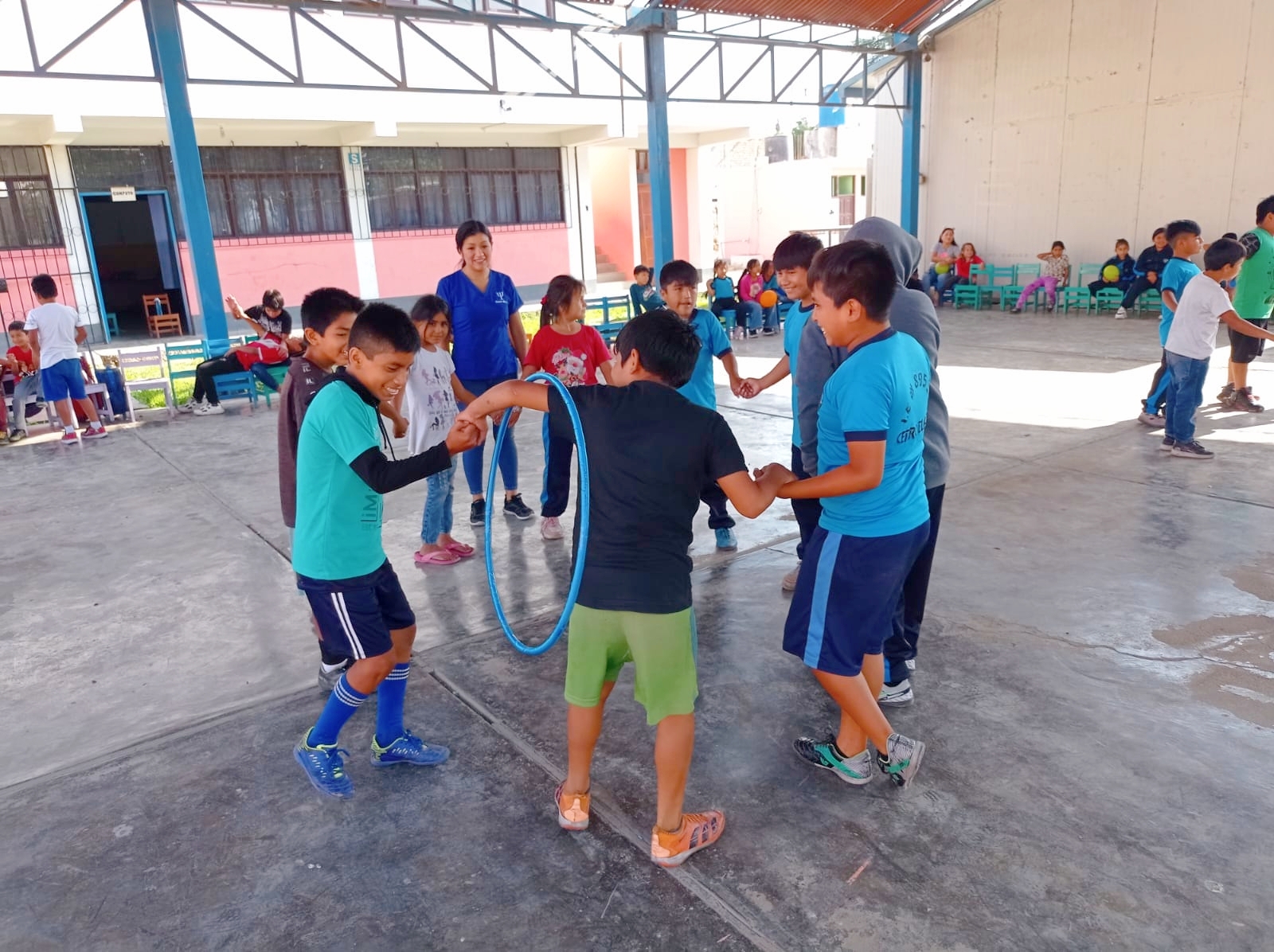 Niños realizando dinámicas psicólogas
