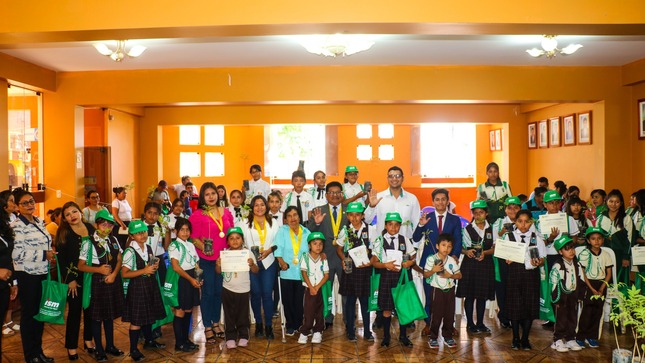 ALCALDE JUAN REAÑO JURAMENTA A PROMOTORES AMBIENTALES ESCOLARES DEL DISTRITO DE HUAURA 