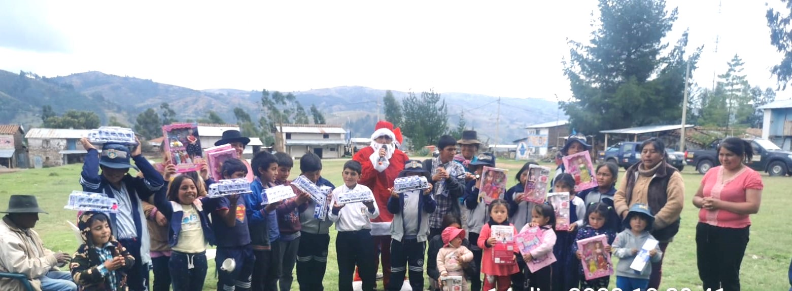 Voluntariado de Electrocentro lleva alegría por Navidad a decenas de niños en los Morochucos en Ayacucho