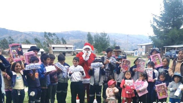 Voluntariado de Electrocentro lleva alegría por Navidad a decenas de niños en los Morochucos en Ayacucho