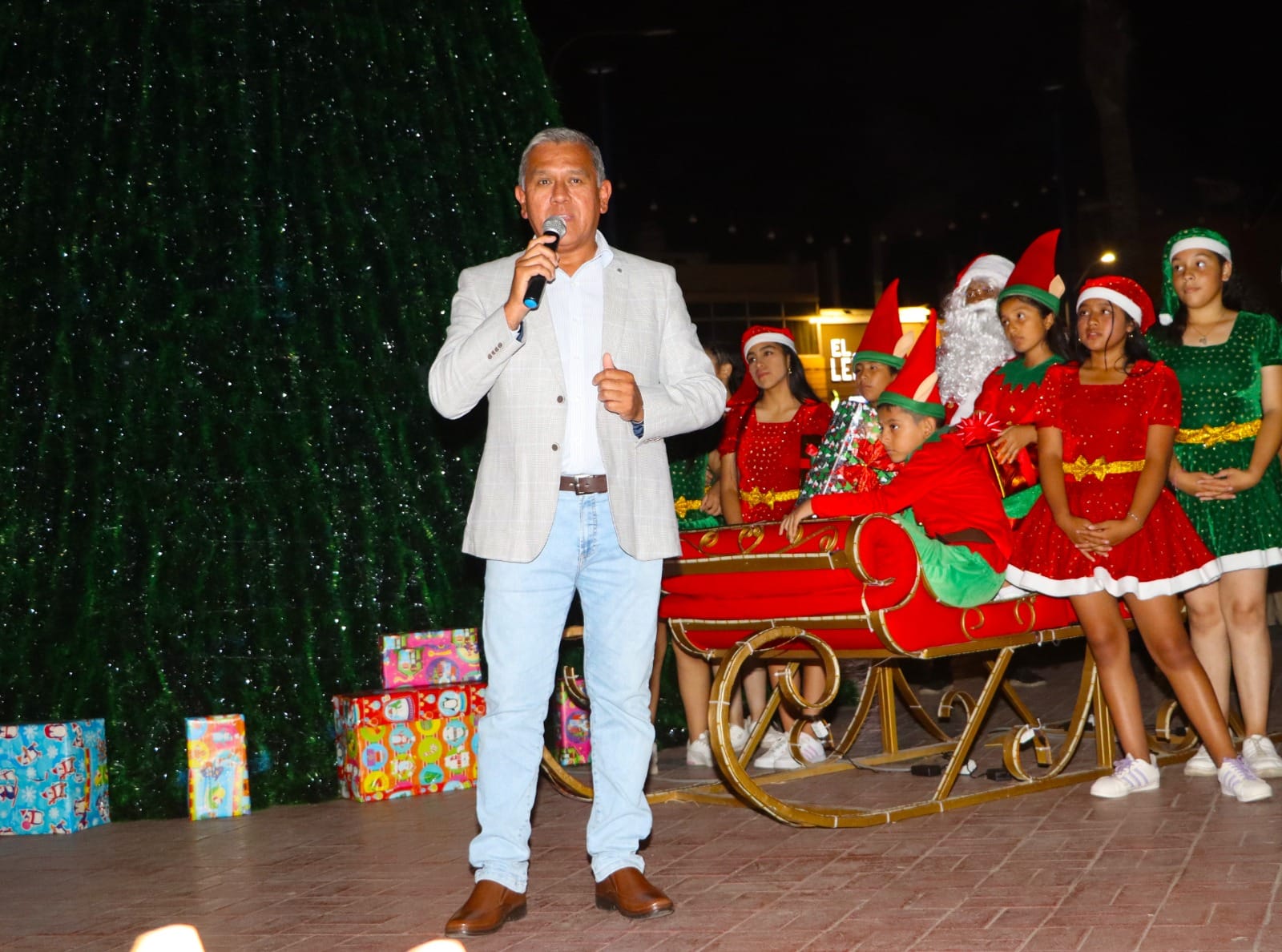Iluminación del "Árbol Navideño" en la Plaza de Armas de Huaral