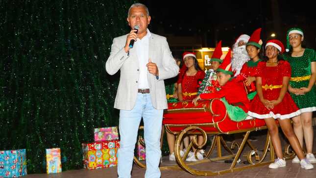 Iluminación del "Árbol Navideño" en la Plaza de Armas de Huaral