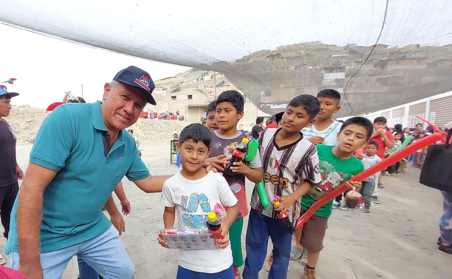 San Isidro, Los Naturales y sectores aledaΓ±os, disfrutaron de chocolatadas junto a alcalde provincial Fernando CΓ‘rdenas