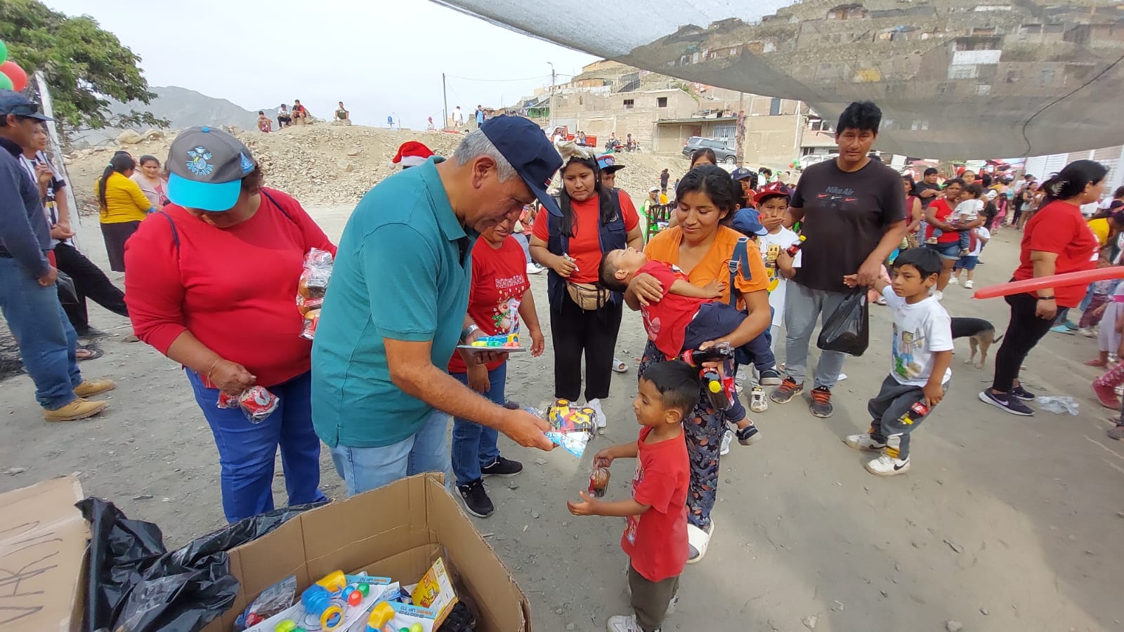 San Isidro, Los Naturales y sectores aledaΓ±os, disfrutaron de chocolatadas junto a alcalde provincial Fernando CΓ‘rdenas