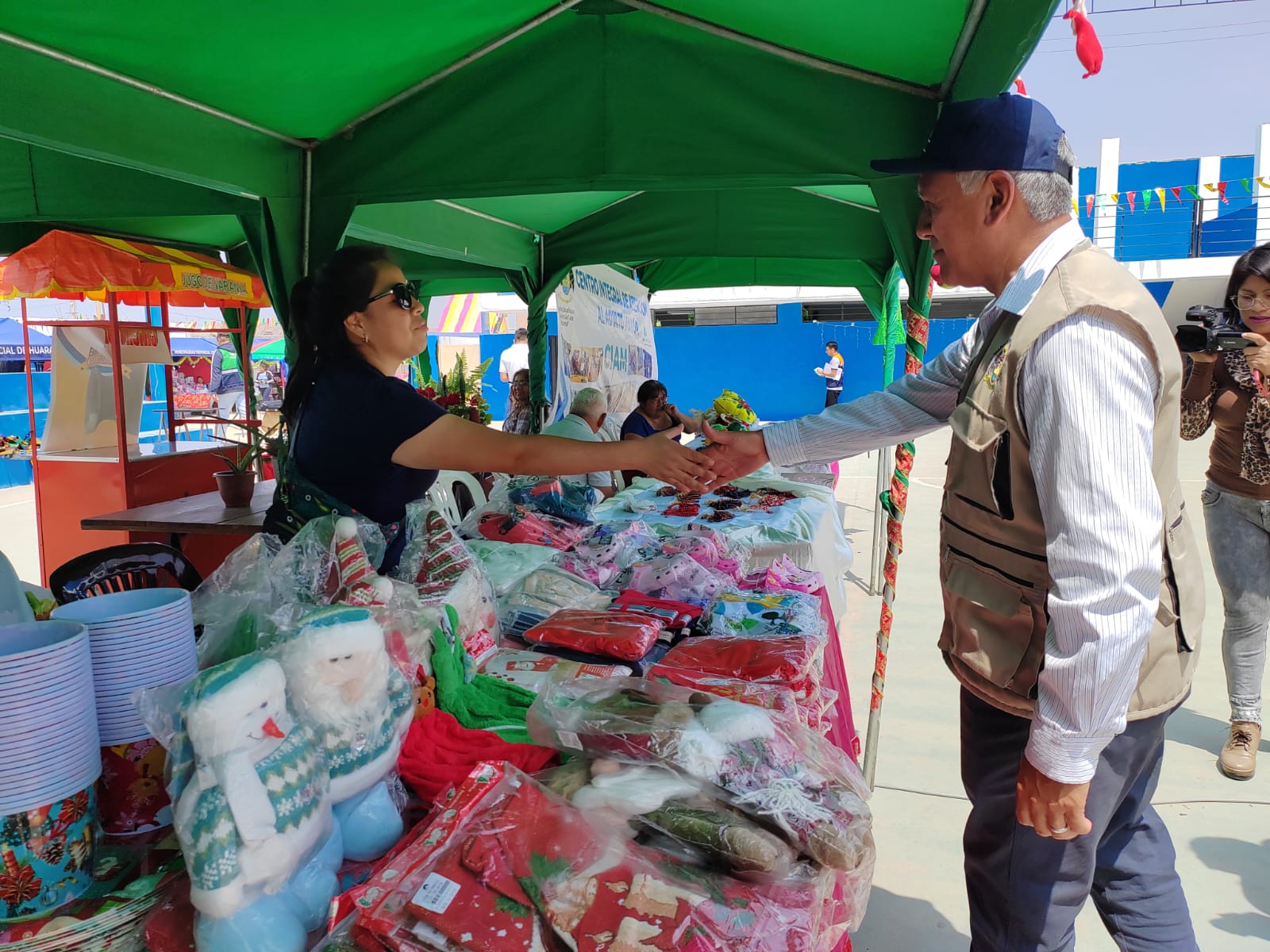 Alcalde Fernando CΓ‘rdenas apertura feria navideΓ±a "Yo le compro a mi Huaral" en el Complejo Las Dalias
