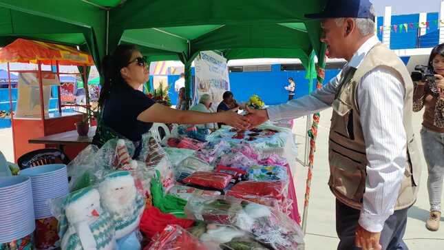 Alcalde Fernando Cárdenas apertura feria navideña "Yo le compro a mi Huaral" en el Complejo Las Dalias