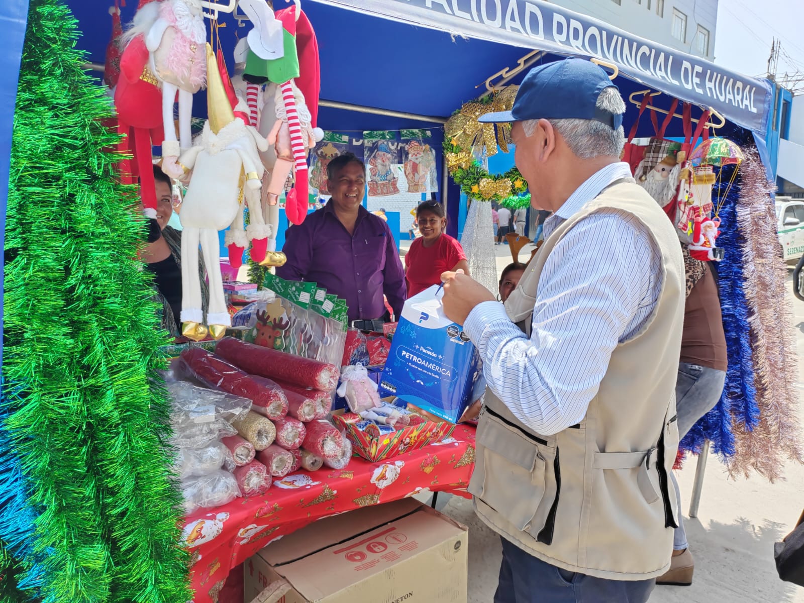 Alcalde Fernando CΓ‘rdenas apertura feria navideΓ±a "Yo le compro a mi Huaral" en el Complejo Las Dalias