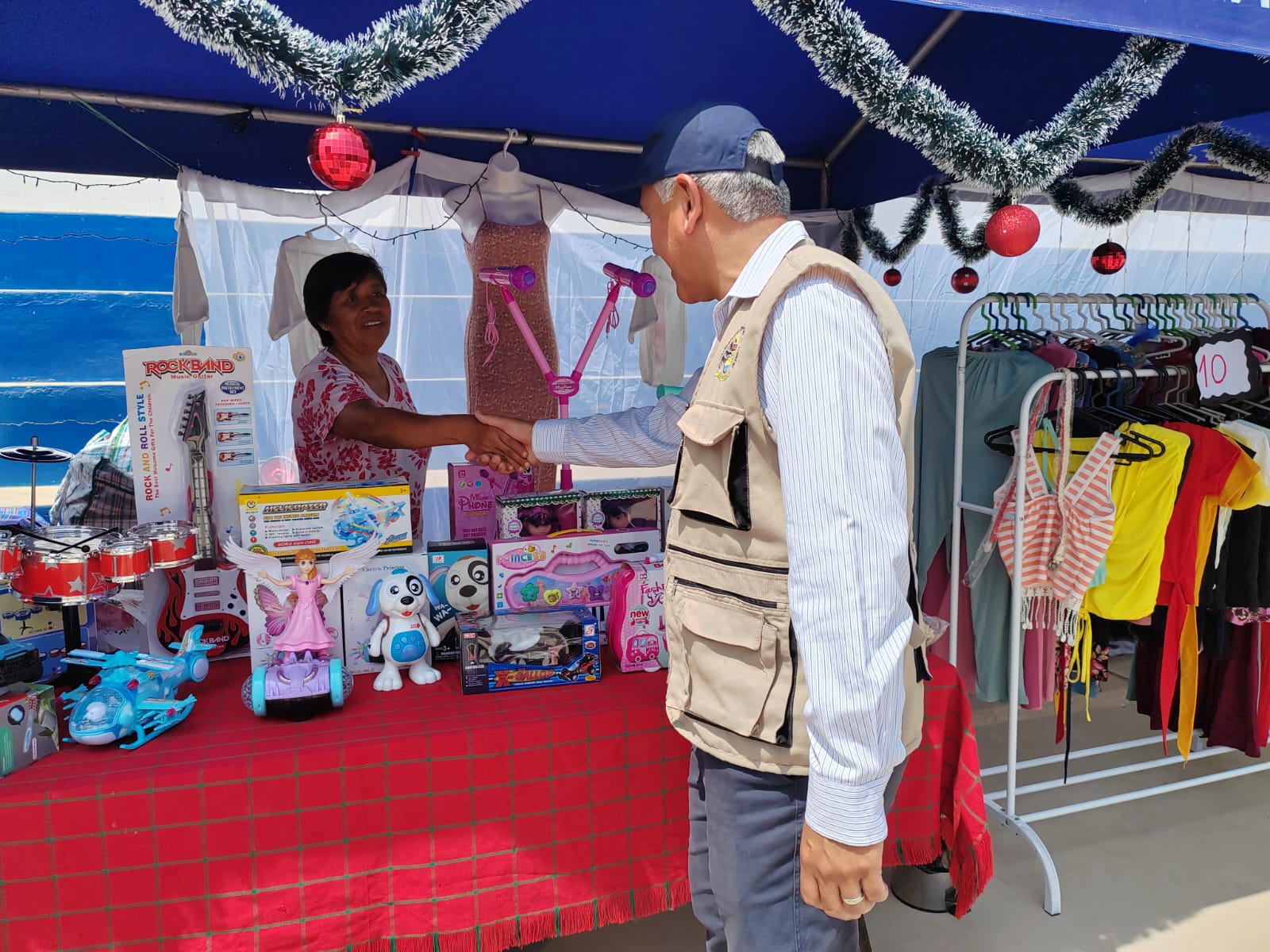 Alcalde Fernando CΓ‘rdenas apertura feria navideΓ±a "Yo le compro a mi Huaral" en el Complejo Las Dalias
