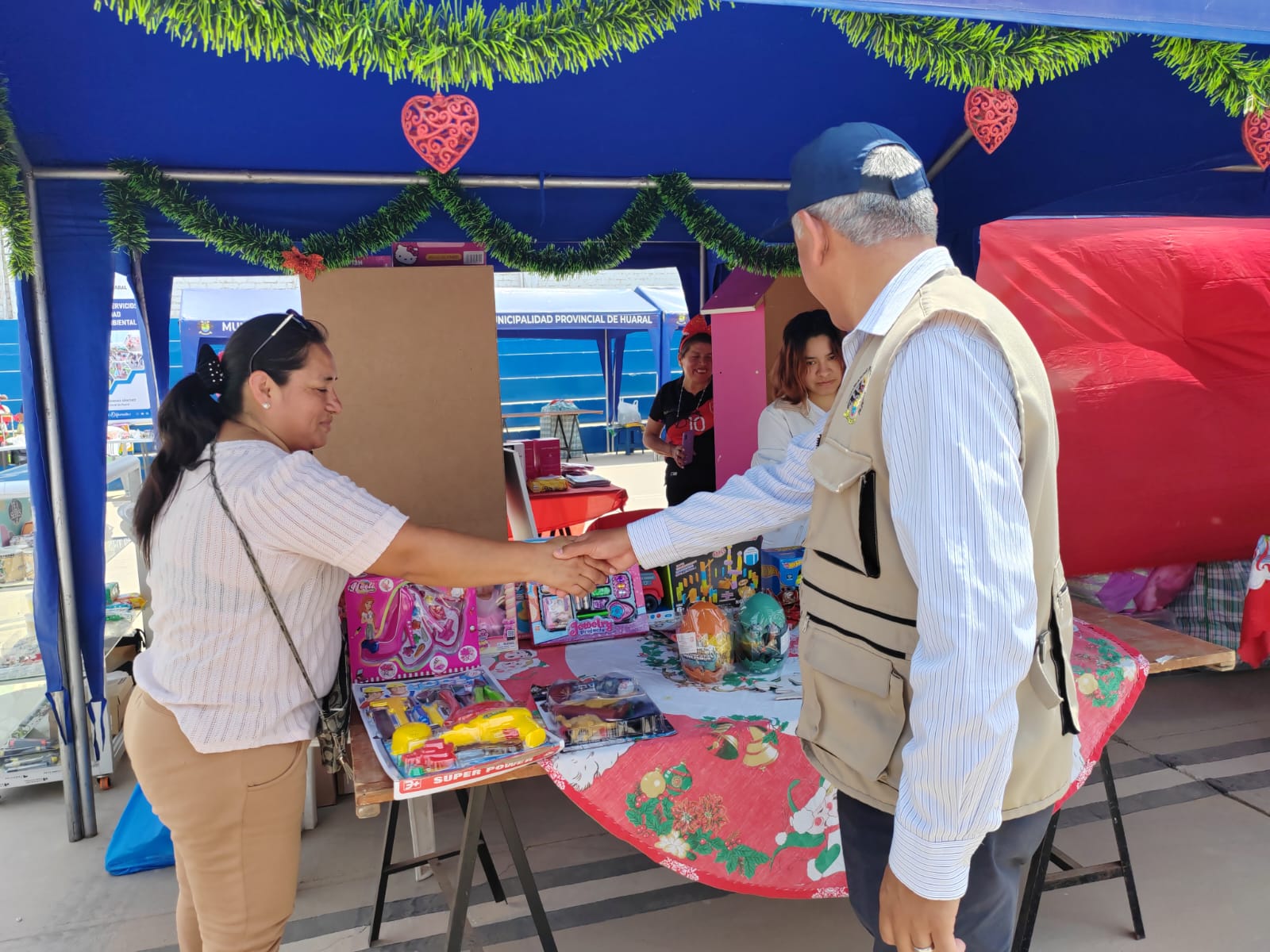Alcalde Fernando CΓ‘rdenas apertura feria navideΓ±a "Yo le compro a mi Huaral" en el Complejo Las Dalias