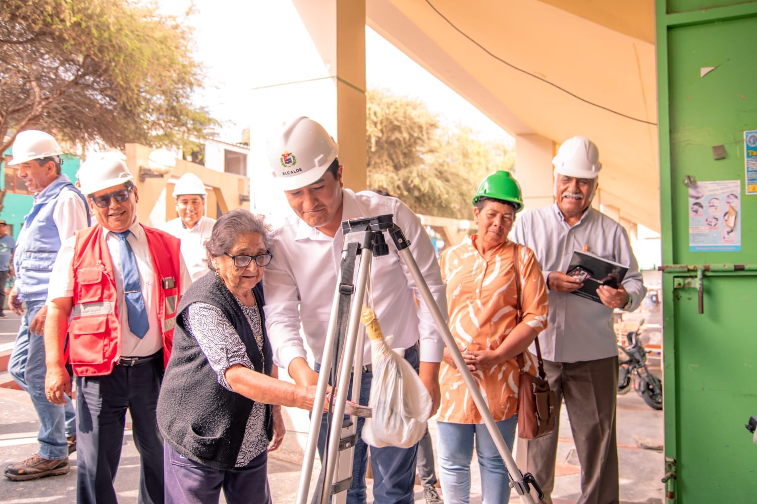 Con una inversión superior a los 2 millones de soles, el alcalde provincial de Ilo Abg. Humberto Tapia dio inicio de la obra de mejoramiento de la infraestructura del coliseo Víctor R. Carbajal