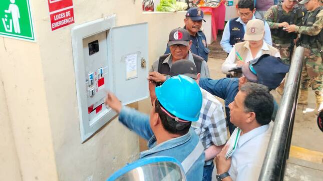 VERIFICAN CONEXIONES ELÉCTRICAS EN CENTROS COMERCIALES PARA PREVENIR INCENDIOS EN FIESTAS NAVIDEÑAS