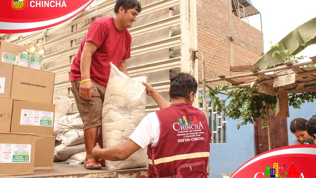 #ComedoresPopulares I La gerencia de desarrollo humano y promoción social, mediante la oficina de Programa de Complementación Alimentaria (PCA), realizó la entrega de alimentos no perecibles a los comedores populares de toda la provincia.
Tal como fue el compromiso del burgomaestre en realizar la entrega de víveres en cada sector que les corresponde y así aliviar el gasto de movilidad en llevar los alimentos.
Dónde se le realizó la entrega de arroz superior, menestras, conservas en lata, aceite, para la preparación de alimentos y entrega a personas de bajos recursos de la provincia.
Cada una de las presidentas agradecieron el gesto de la autoridad, en realizar entrega de productos de calidad, más la entrega en cada uno de los comedores de la provincia.
#MunicipalidadProvincialDeChincha
#CompromisoQueTransforma