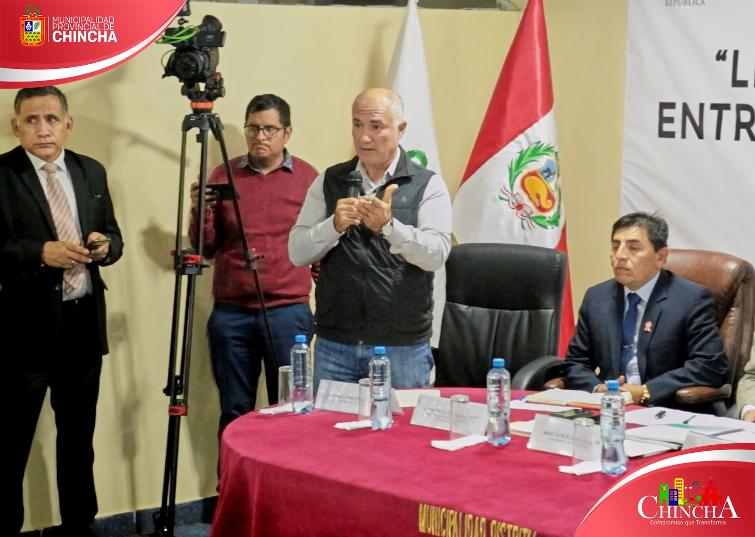 En el distrito de Grocio Prado, se realizó la audiencia publica sobre los límites entre chincha y cañete, esta actividad contó con la participación del burgomaestre provincial, Ing. Cesar Carranza Falla, además de los Congresistas, José Luís Elías Ávalos y Raúl Huamán Coronado, del Sr. Gobernador Regional de Ica Jorge Carlos Hurtado Herrera, alcalde del distrito de Grocio Prado, Victor Hugo Pachas Morán y autoridades representativas y de la ciudadanía.
El burgomaestre provincial, en su alocución sostuvo el apoyo absoluto de la ciudadanía y el como representante de la jurisdicción en luchar por el límite ubicado en nuevo Ayacucho.
En el desarrollo de la audiencia se sostuvo un amplio diálogo dónde cada autoridad y representante se comprometió a continuar con la defensa y respeto de los límites territoriales entre la provincia de Chincha y Cañete.
#MunicipalidadProvincialDeChincha 
#CompromisoQueTransforma