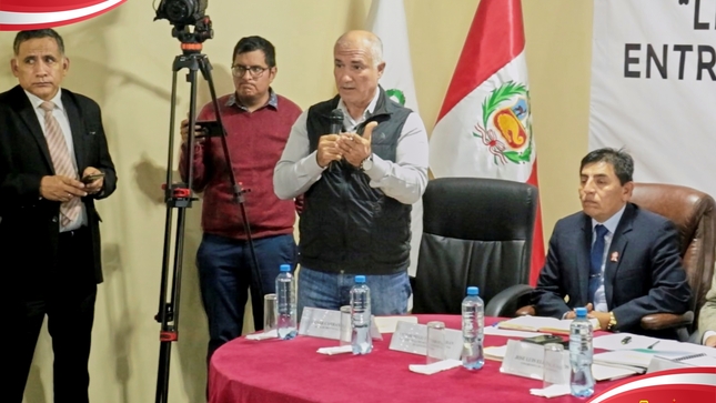 En el distrito de Grocio Prado, se realizó la audiencia publica sobre los límites entre chincha y cañete, esta actividad contó con la participación del burgomaestre provincial, Ing. Cesar Carranza Falla, además de los Congresistas, José Luís Elías Ávalos y Raúl Huamán Coronado, del Sr. Gobernador Regional de Ica Jorge Carlos Hurtado Herrera, alcalde del distrito de Grocio Prado, Victor Hugo Pachas Morán y autoridades representativas y de la ciudadanía.
El burgomaestre provincial, en su alocución sostuvo el apoyo absoluto de la ciudadanía y el como representante de la jurisdicción en luchar por el límite ubicado en nuevo Ayacucho.
En el desarrollo de la audiencia se sostuvo un amplio diálogo dónde cada autoridad y representante se comprometió a continuar con la defensa y respeto de los límites territoriales entre la provincia de Chincha y Cañete.
#MunicipalidadProvincialDeChincha 
#CompromisoQueTransforma