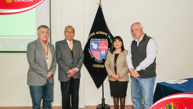 El Burgomaestre estuvo presente en el VI Cónclave económico, que se realizó en el auditorio de la universidad Autónoma de Ica, dónde congregó a estudiantes y público en general.
Chincha siempre es y será oportunidades de comercio empresarial, pero de un comercio ordenado, menciono el Burgomaestre en su alocución, además de un niño global anunciado en la provincia, dónde el gobierno central no a considerado a la provincia de Chincha y algunos distritos con inminente peligro, por ello que se viene trabajando arduamente para poder mitigar a pesar de las limitaciones el impacto de fenómeno del niño.
Al finalizar este conversatorio se realizó la entrega de reconocimientos, dónde el alcalde provincial tuvo el agrado y honor de realizar el reconocimiento.
#MunicipalidadProvincialDeChincha
#CompromisoQueTransforma