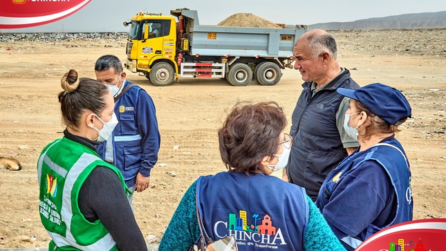 Las autoridades municipales, llegaron hasta el relleno sanitario de la entidad municipal para conocer de cerca como continúan los trabajos del adecuado manejo de disposición final de los residuos sólidos en este lugar, los responsables de Residuos Sólidos (GURS), fueron quienes informaron de los avances en mejora de recuperar el buen funcionamiento del relleno sanitario, todo ello se puede visualizar a través de los trabajos de compactación y soterrado, demostrando hasta el momento un avance del 80%. de mejoras.
Recordemos que el OEFA emitió medidas preventivas que debe ejecutar la entidad municipal, luego de las pésimas condiciones en que se encontró dicho relleno sanitario dejado por la gestión municipal anterior. De no cumplir con ejecutar el mejoramiento de dicho sector podría ocasionar la imposición de multas coercitivas de hasta 100 Unidades Impositivas Tributarias (UIT), que equivale a S/.495,000 soles.
La gestión municipal tiene el firme compromiso de seguir recuperando la operatividad administrativa, financiera de la entidad, así como mejorar los servicios públicos, asumiendo los activos y pasivos dejados en pésimas condiciones.
#MunicipalidadProvincialDeChincha 
#CompromisoQueTransforma