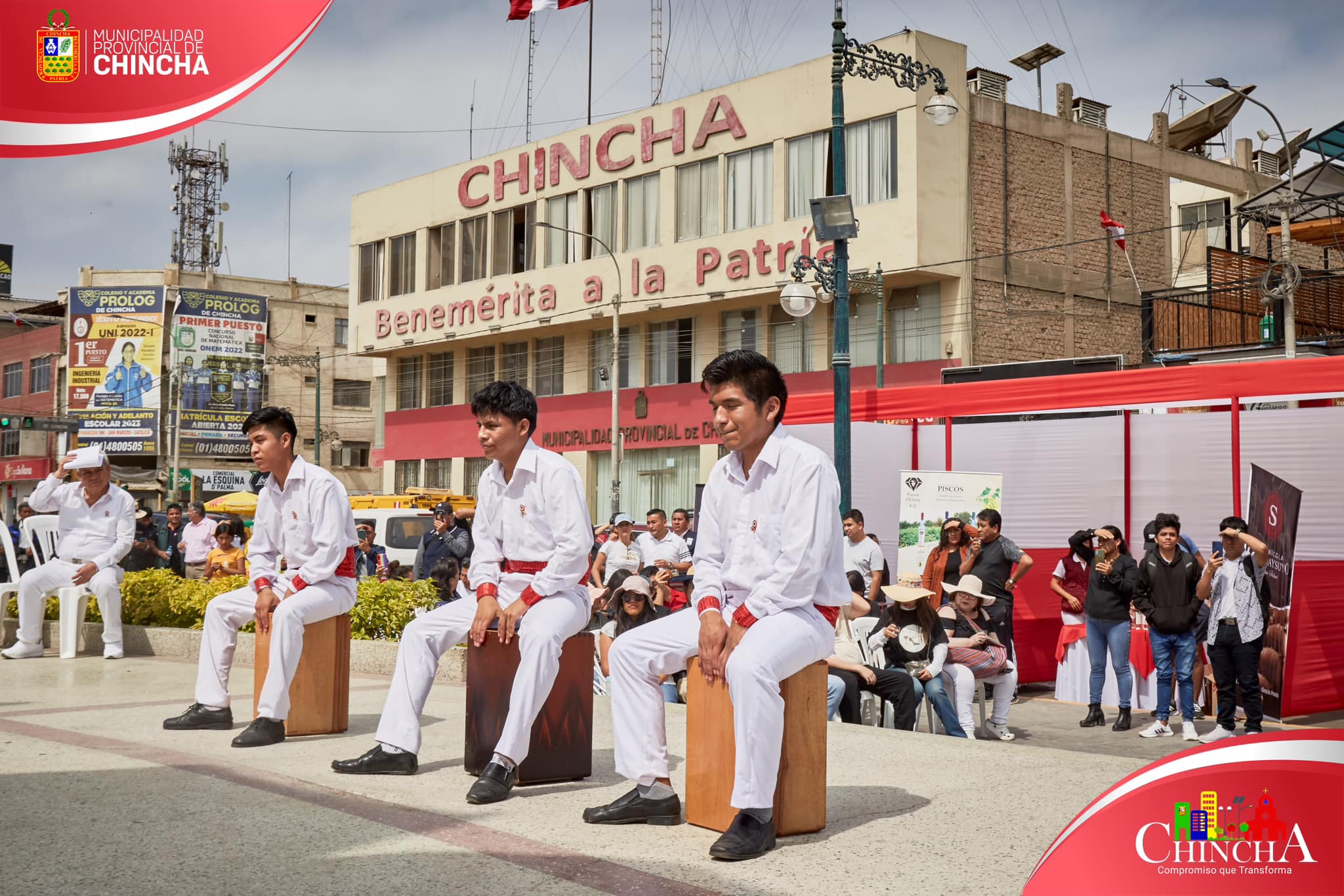 #PiscoPeruano II En la plaza mayor de chincha se desarrolló la 1era. Cata publica por el día nacional de nuestro producto bandera “El Pisco”, los diversos productores vitivinícolas de la provincia, hicieron la presentación y cata de su pisco, a cada uno de los asistentes, ademas degustación de los cócteles que fueron electorados a base de producto y un gran show artístico.
Esta actividad, en coordinación con la DIREPRO se realizó con la finalidad de impulsar el turismo en nuestra provincia para poder elevar la inversión y crecimiento de los negocios en nuestra provincia en estas fechas de celebraciones patrios.
#MunicipalidadProvincialDeChincha
#CompromisoQueTransforma