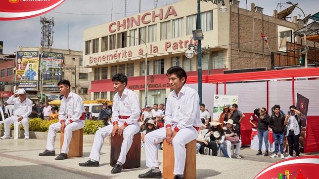 #PiscoPeruano II En la plaza mayor de chincha se desarrolló la 1era. Cata publica por el día nacional de nuestro producto bandera “El Pisco”, los diversos productores vitivinícolas de la provincia, hicieron la presentación y cata de su pisco, a cada uno de los asistentes, ademas degustación de los cócteles que fueron electorados a base de producto y un gran show artístico.
Esta actividad, en coordinación con la DIREPRO se realizó con la finalidad de impulsar el turismo en nuestra provincia para poder elevar la inversión y crecimiento de los negocios en nuestra provincia en estas fechas de celebraciones patrios.
#MunicipalidadProvincialDeChincha
#CompromisoQueTransforma