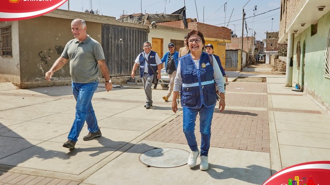 #Obras II El alcalde y regidores supervisaron avance de la ejecución del MEJORAMIENTO DEL SERVICIO DE LA TRANSITABILIDAD VEHICULAR Y PEATONAL EN EL  prolongación Sucre.La AV. VICTORIA, Av. PROGRESO, CALLES NUEVA, Av. UNION, R. TOCHE, EL OLIVAR, PROLONG RAZURI, ERNESTO VELIT, CALLES Y PSJES DEL CC.PP. BALCONCITO, pronto tendrán una moderna vía que mejorará las condiciones de transitabilidad y ornato.
Actualmente el personal de la empresa a cargo viene realizando los trabajos de compactación de tierra a nivel de la sub rasante y veredas. La obra se viene desarrollando sin ninguna paralización cumpliendo el cronograma de ejecución de este importante proyecto.
Este es el compromiso de la gestión municipal de continuar con cada uno de los proyectos que son inversiones públicas del estado y que tiene que estar al servicio de la población.
📣¡Estamos en Tik Tok!, síguenos en: https://www.tiktok.com/@muniprovindechincha
#MunicipalidadProvincialDeChincha
#CompromisoQueTransforma