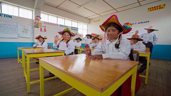 Más de 1300 mesas y sillas son entregados a 9 colegios de Puno