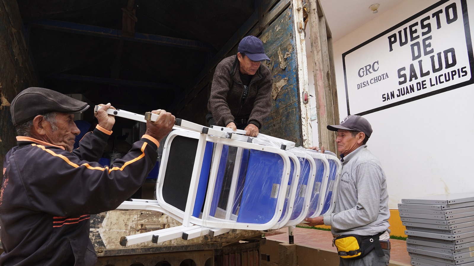 Ministerio de Salud entrega kits de equipo médico y mobiliario a centros de salud de zonas alejadas de Cajamarca