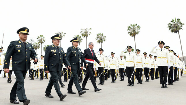 Presidenta Dina Boluarte, junto al ministro Víctor Torres, lideró la ceremonia de graduación de oficiales PNP.