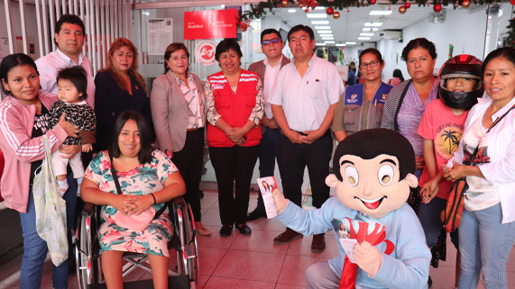 Orfeliza Arpasi, directora ejecutiva del programa Contigo, lideró jornada de acompañamiento a beneficiarios y personas autorizadas en el distrito de Santa Anita.