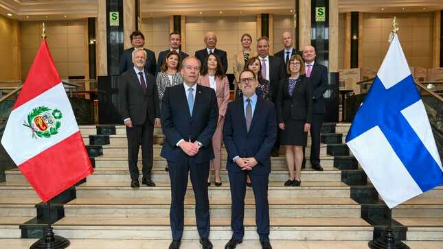 Viceministro de Relaciones Exteriores, Ignacio Higueras Hare, y el subsecretario de Estado para Comercio Internacional de Finlandia, Jarno Syrjälä