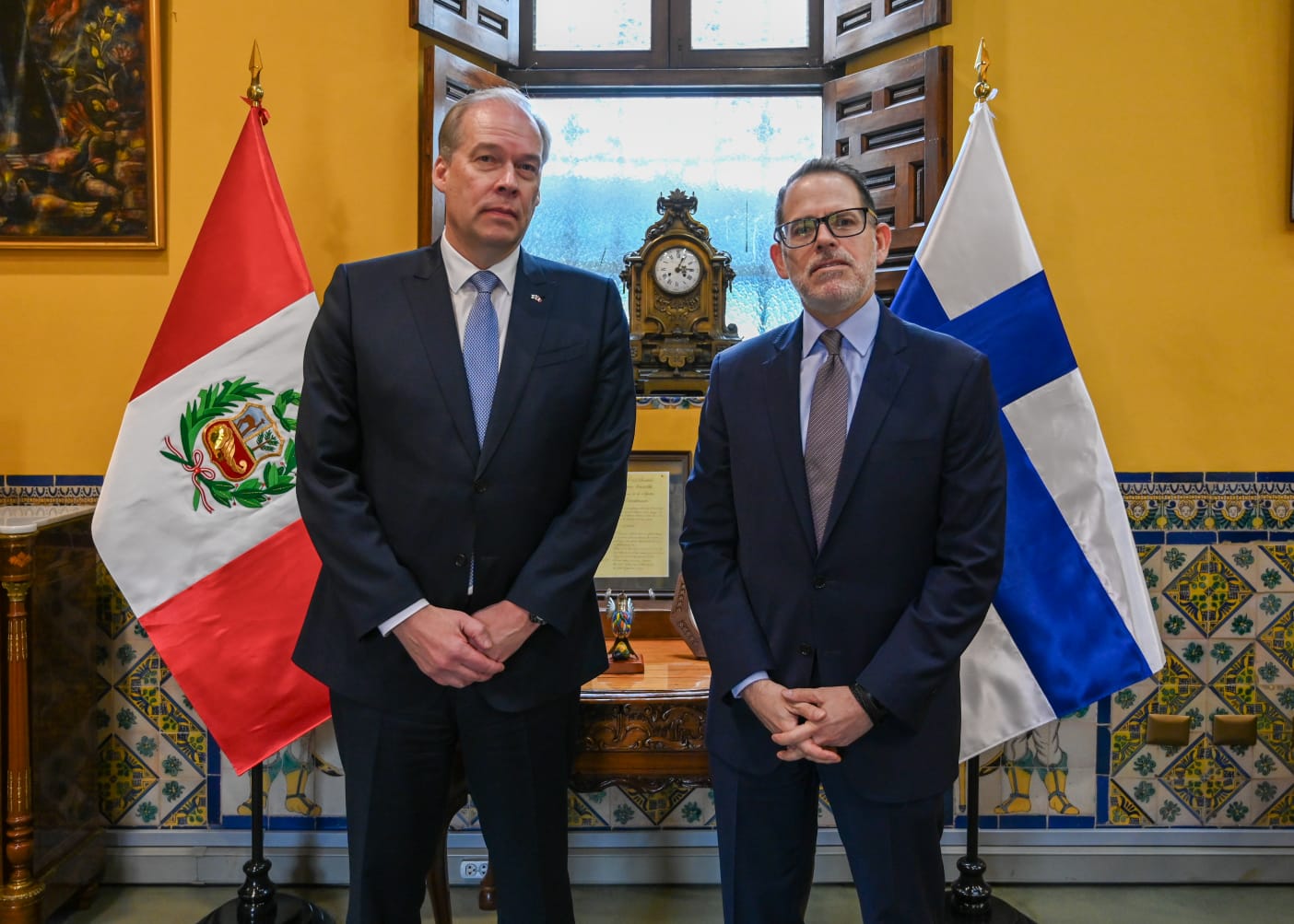 Imagen del Viceministro de Relaciones Exteriores, Ignacio Higueras Hare, y el subsecretario de Estado para Comercio Internacional de Finlandia, Jarno Syrjälä