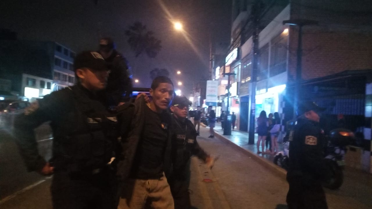 Sujeto atacó sin razón alguna al personal de seguridad