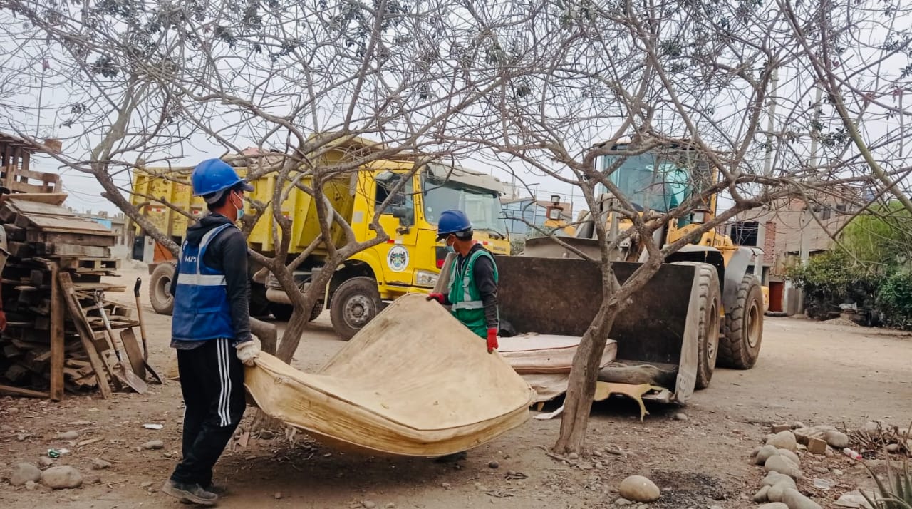 Techo Limpio ayudรณ a mรกs vecinos a limpiar sus techos y recogiรณ desmonte de vรญas