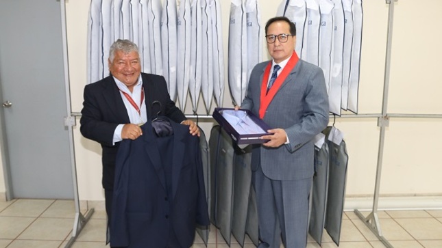 Presidente entregó uniformes al personal de la Corte Superior de Justicia de Lima Sur