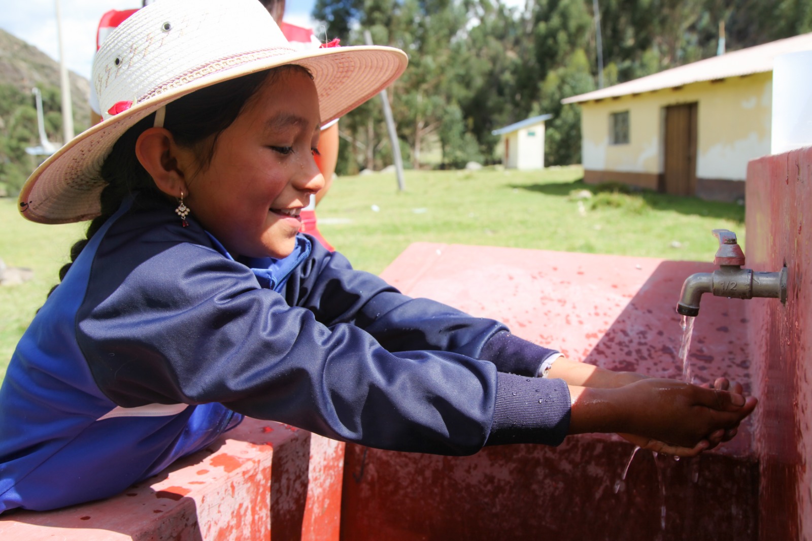 Con financiamiento del MVCS se instaló equipos de cloración para garantizar agua segura a más de 3400 pobladores de Pasco y Ayacucho