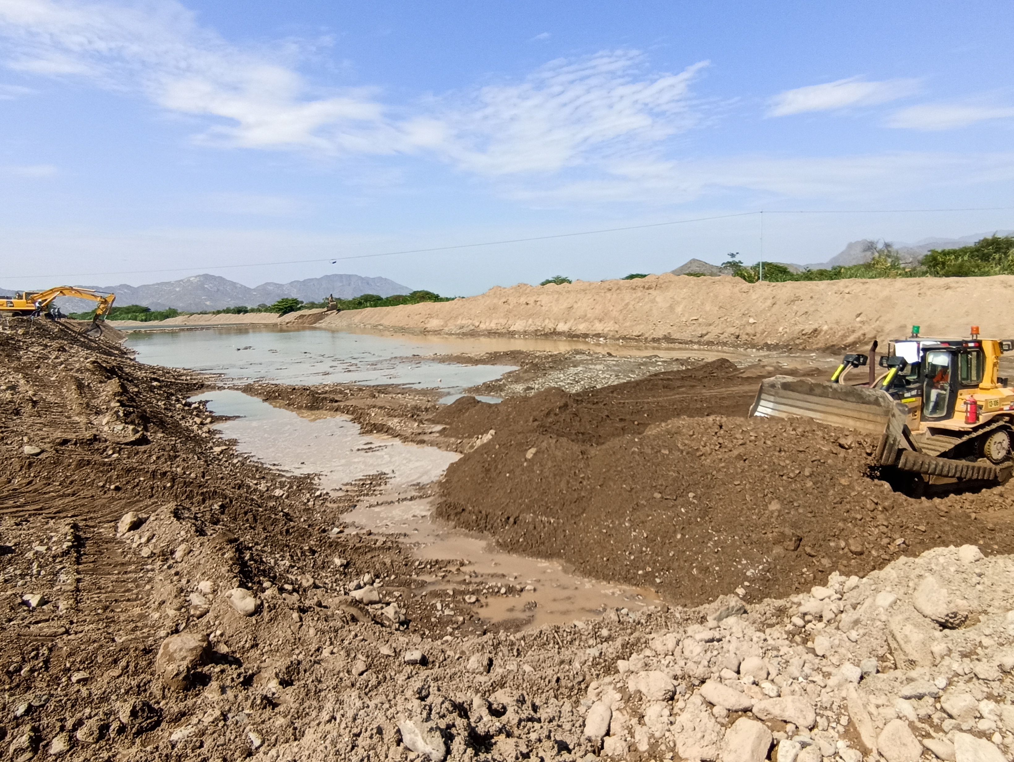 PEJEZA realiza descolmatación y protección con geobolsas en el Río Zaña, en el distrito de Nueva Arica