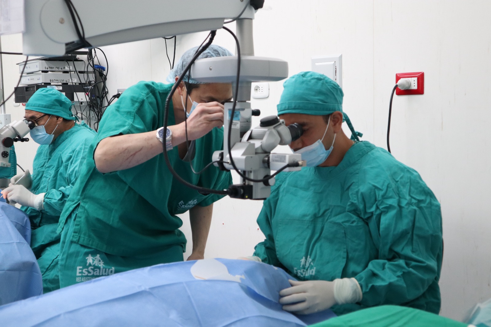 Hospital Perú realiza desembalse de catarata