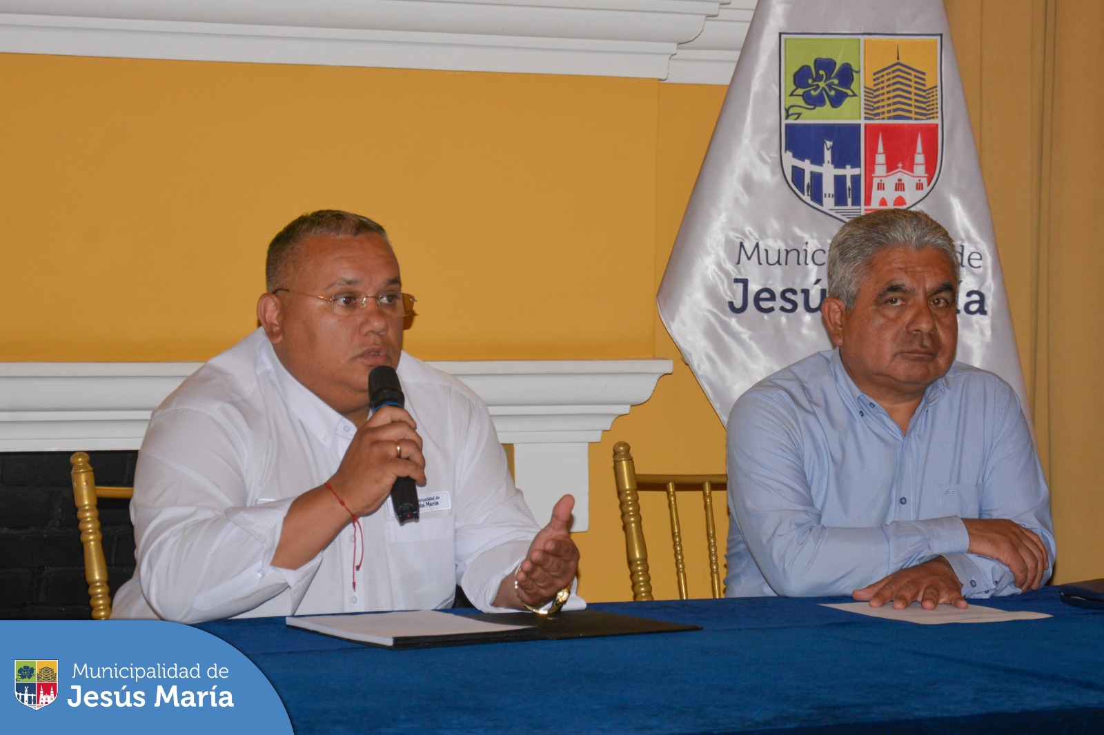 🤝 ¡Trabajando juntos lograremos el desarrollo del distrito!
Nuestro alcalde Jesús Gálvez Olivares, mantiene reuniones periódicas con los representantes de las Juntas Vecinales Comunales, con el objetivo de intercambiar ideas y opiniones que beneficien a todas las zonas de Jesús María.