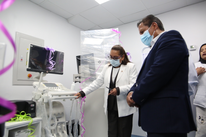 Inauguración de equipos biomédicos (mamógrafo y ecógrafo) para la detección temprana de cáncer.