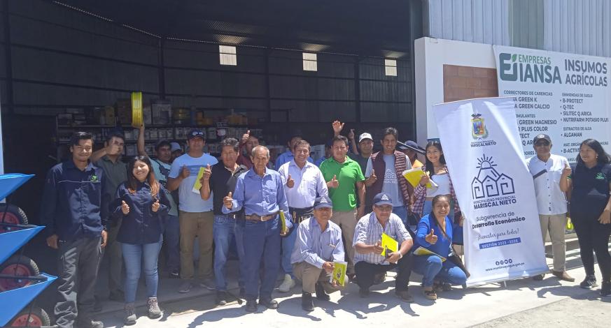 Agricultores moqueguanos visitaron ésta mañana la empresa Agropiamonte para conocer los precios y características de tractores, fumigadores, maquinarias de fumigación, fertilizantes, semillas, agroquímicos, además de diferentes insumos.