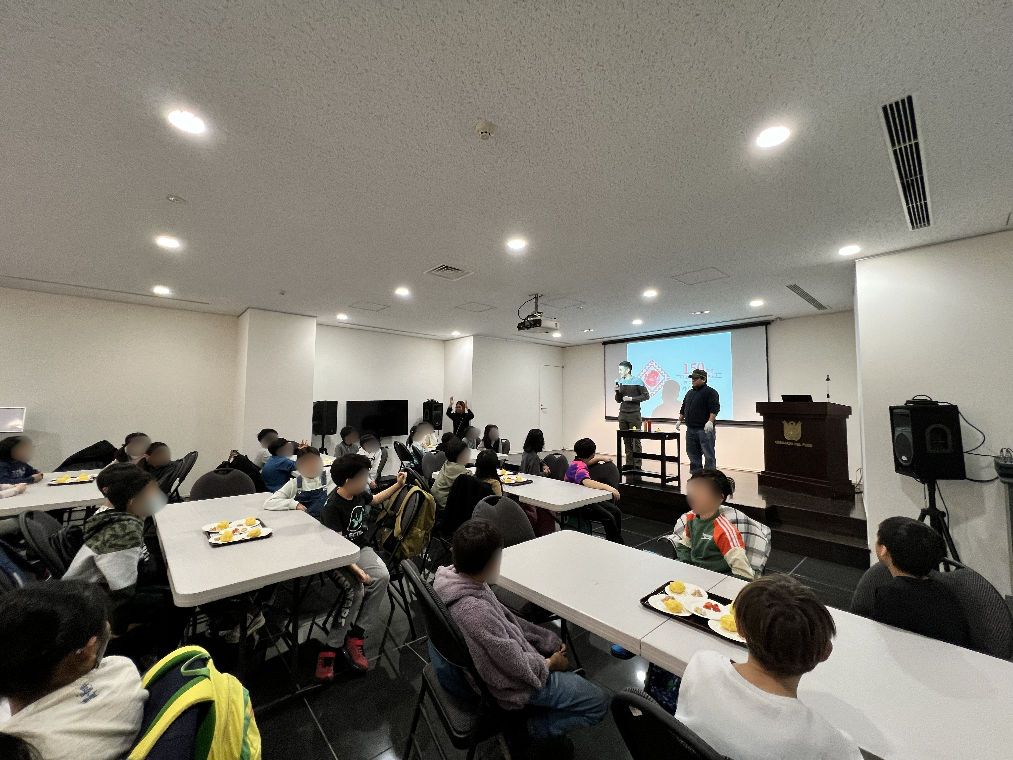 Embajada del Perú en Japón realizó una clase teórica y práctica de cocina para 40 niños de una escuela primaria en Shibuya