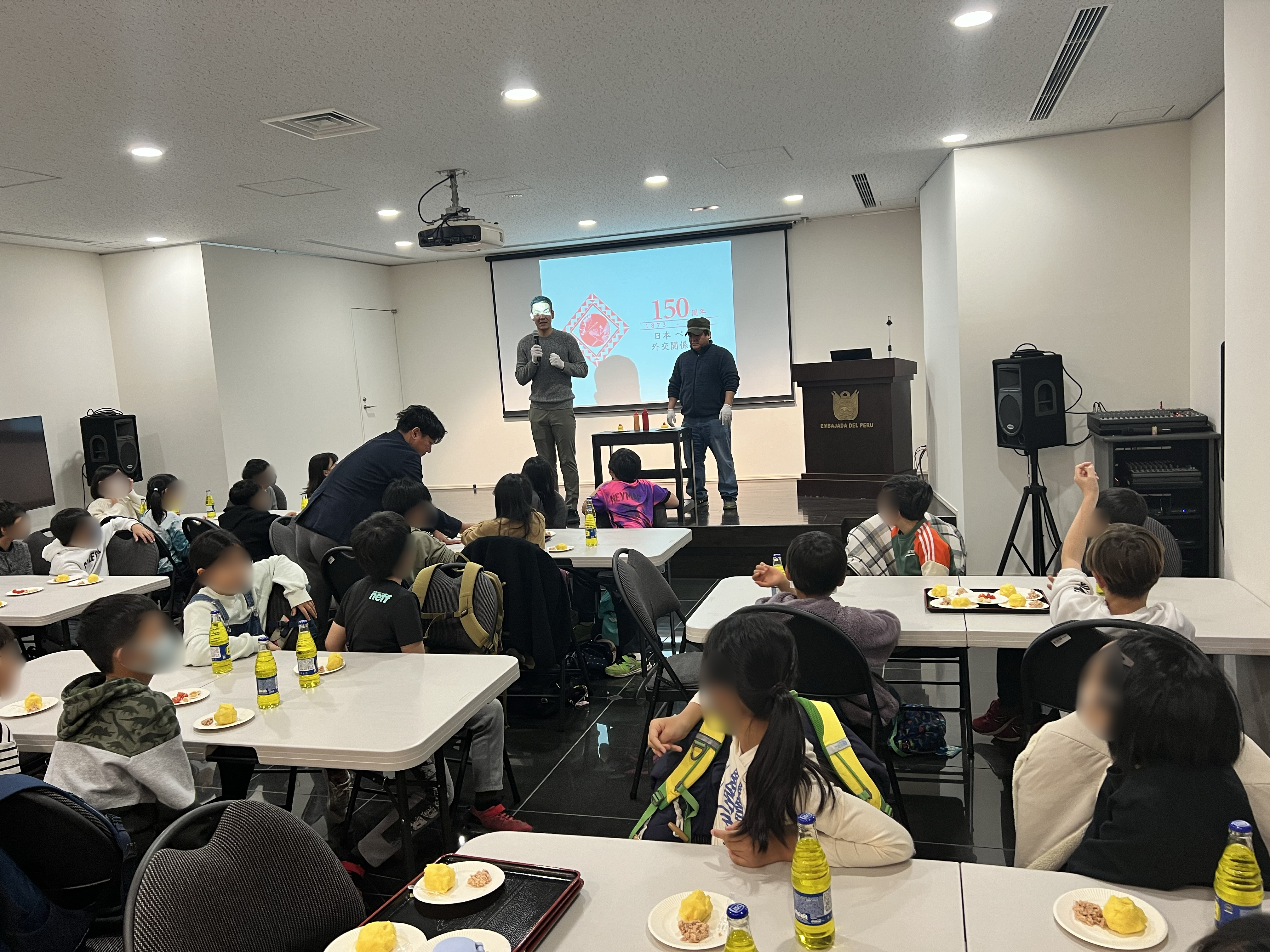 Embajada del Perú en Japón realizó una clase teórica y práctica de cocina para 40 niños de una escuela primaria en Shibuya