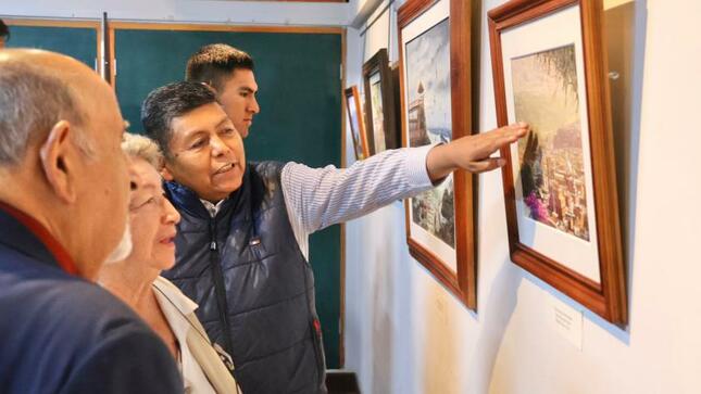 El Alcalde Provincial John Larry Coayla continúa apostando por las manifestaciones culturales en nuestra provincia, es asó  que la Galería de arte del Museo Contisuyo ya está exhibiendo la exposición pictórica “Oleando tus colores Moquegua”, del artista moqueguano Juan Carlos Salas Condori.