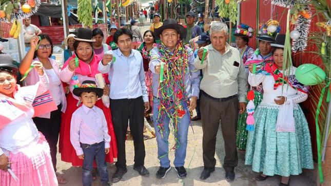 En un ambiente colorido y muy optimista, satisfechos se mostraron los 170 comerciantes en la ceremonia realizada hoy por la instalación de la malla rachel, implementos de bioseguridad, tanques elevados, y lavamanos; fomentando así los aspectos sanitarios en la Feria Chen Chen.